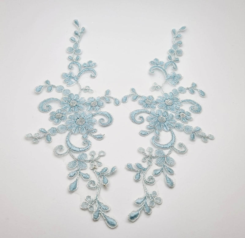 motif en dentelle vert celadon , fil argenté , à coudre T368