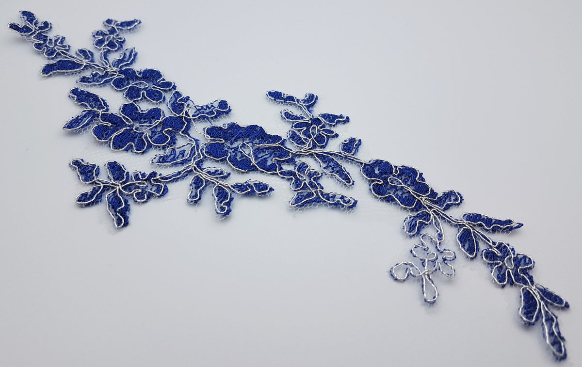 Motif dentelle bleu marine fil argenté à coudre