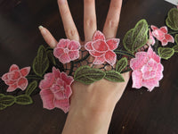 Galon dentelle florale rose et vert – grande fleur brodée – applique couture – vendu par 50cm · vue 2