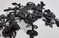 Motif en dentelle et fleurs en 3D relief noir à coudre · vue 3