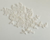 Motif ivoire en dentelle et perles