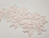 Motif feuilles brodé rose clair perles et sequins pour robe de mariée · vue 2
