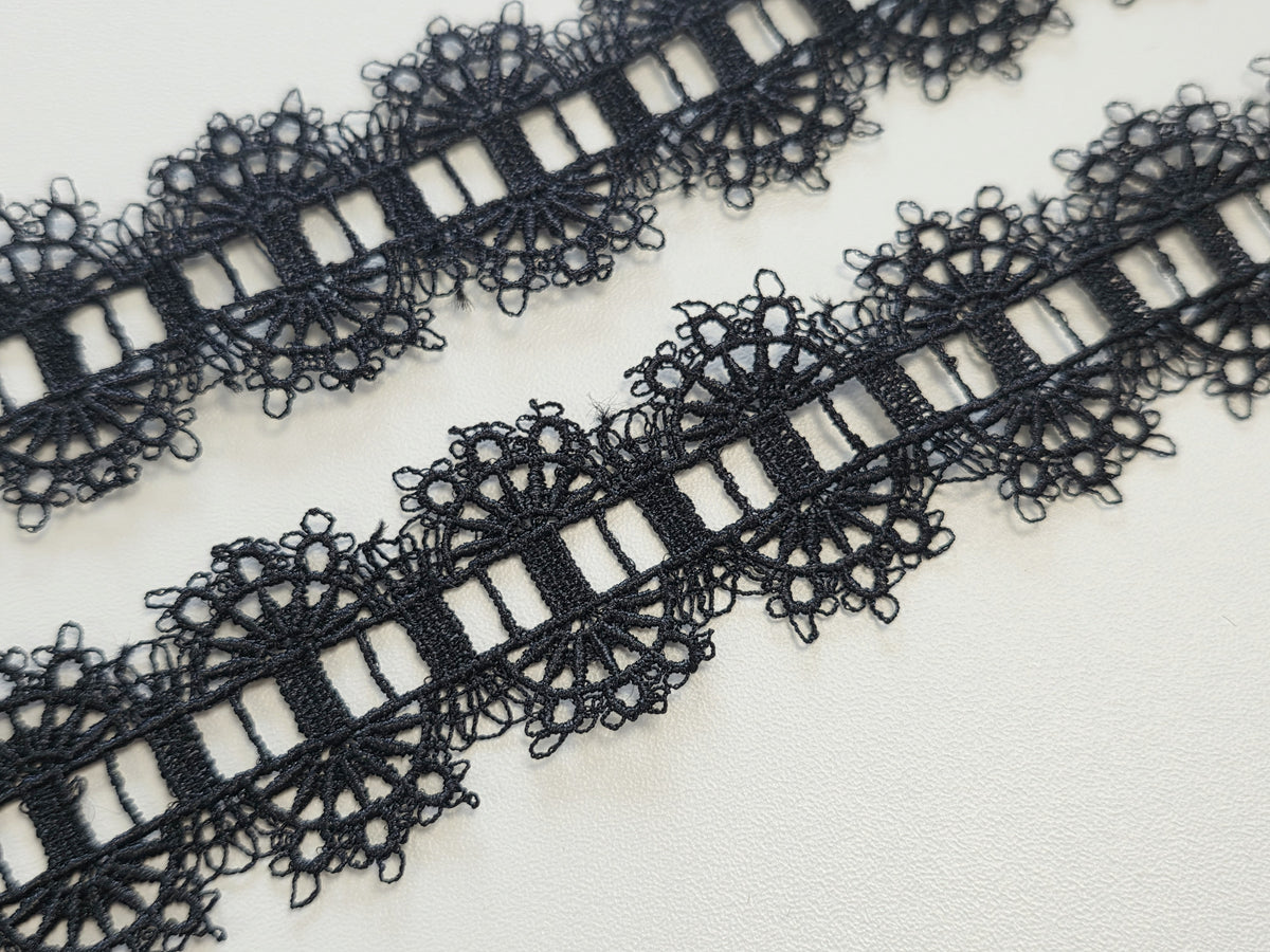 Galon dentelle rosaces ajourées – Noir – 3 cm env. – Vendu par 10 cm