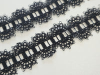 Galon dentelle rosaces ajourées – Noir – 3 cm env. – Vendu par 10 cm