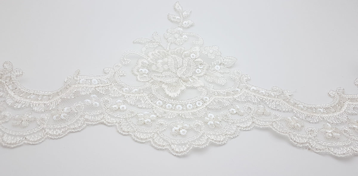 Galon de dentelle ivoire fil argenté sequins