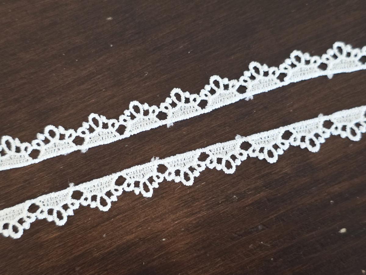 Galon de dentelle ivoire clair fine à motifs floraux – Dentelle délicate pour couture et lingerie – Largeur 1 cm – Vente au mètre