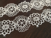Galon Dentelle Guipure Ivoire Clair Fleurs Enchaînées — Largeur 3 cm | Vendu par 10 cm