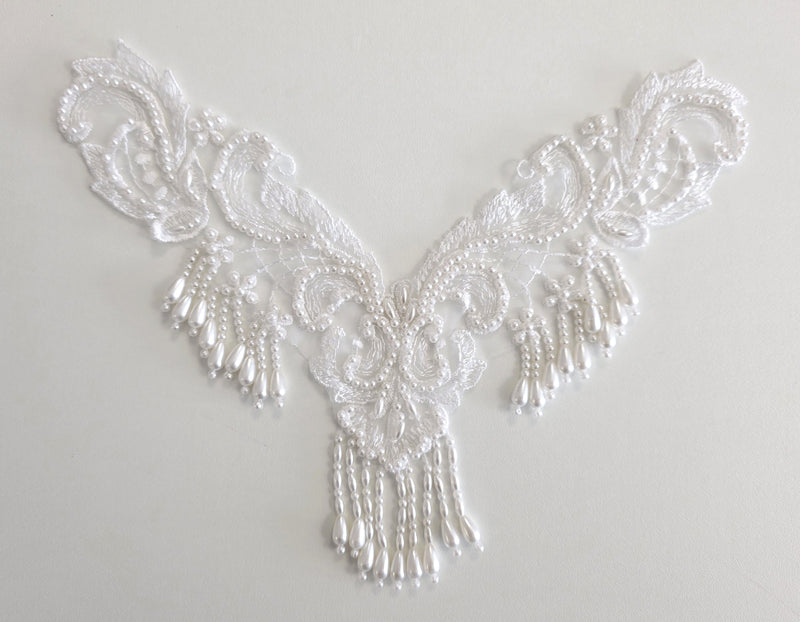 Motif en V blanc véritable avec perles vintage