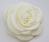 Broche camelia ivoire crème ou blanc