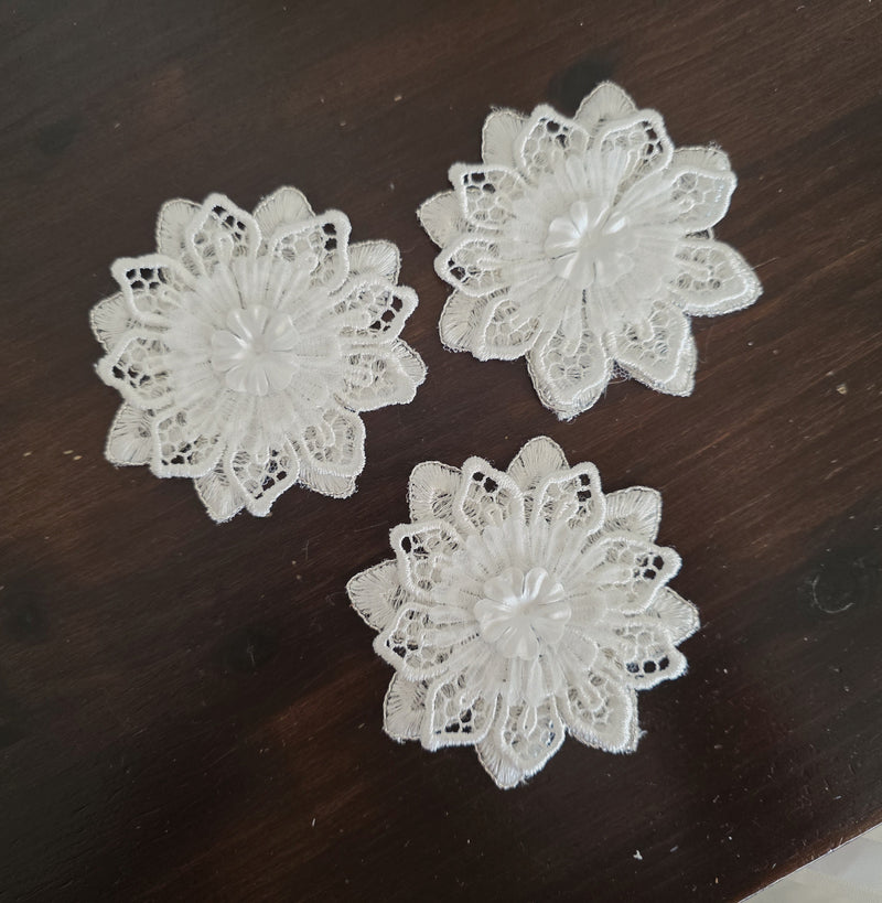 Lot de 3 fleurs ivoire en dentelle fil argenté