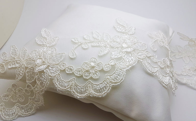 Galon de dentelle rebrodée ivoire