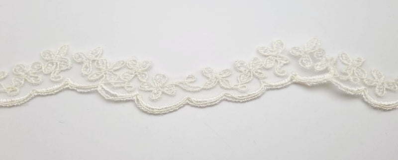 Galon dentelle bordure ivoire , blanc petites fleurs