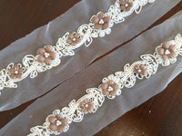 Galon dentelle fleurs brun chocolat et perles sur tulle ivoire – 7,5 cm – dentelle florale relief mariage – vendu par 10 cm
