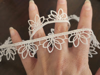 Galon Dentelle Guipure Ivoire Clair Motif Pétales de Lotus — Largeur 2,5 cm | Vendu par 10 cm · vue 3