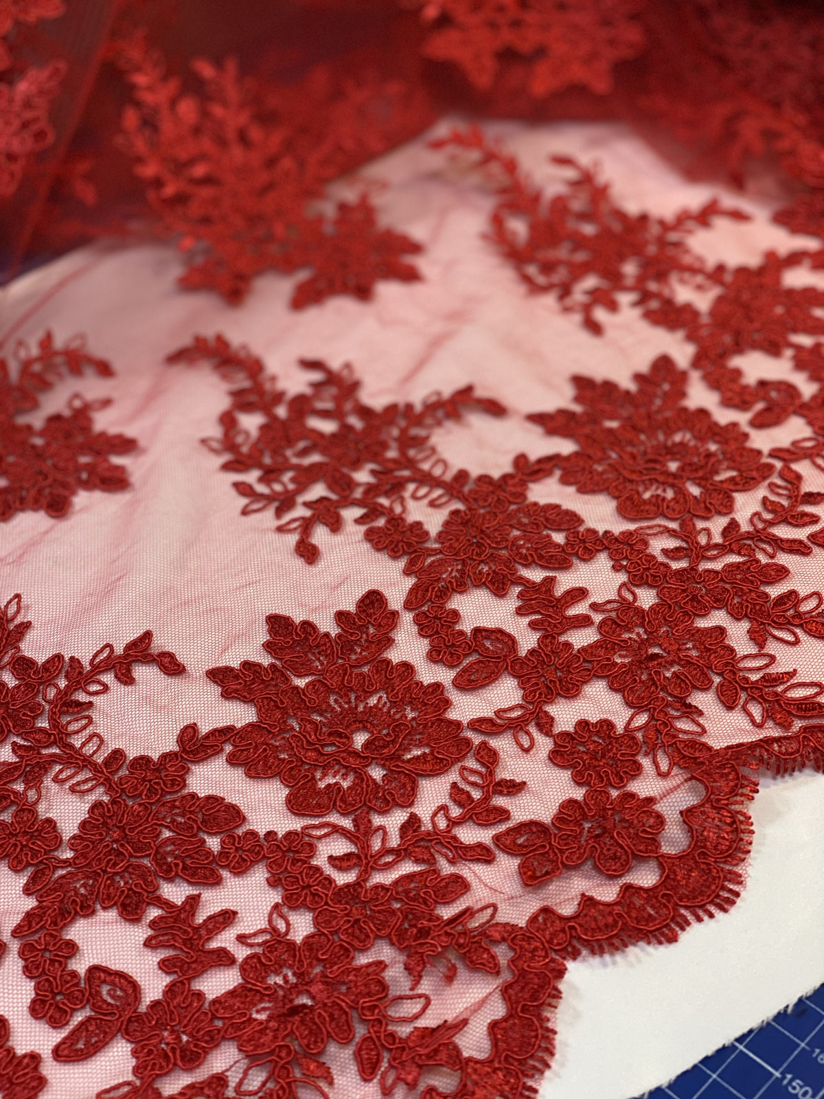 Dentelle rouge rebrodée