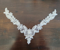 Motif encolure V blanc perles et strass pour robe de mariée