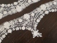 Galon ivoire fleurs 3D relief , perles · vue 3