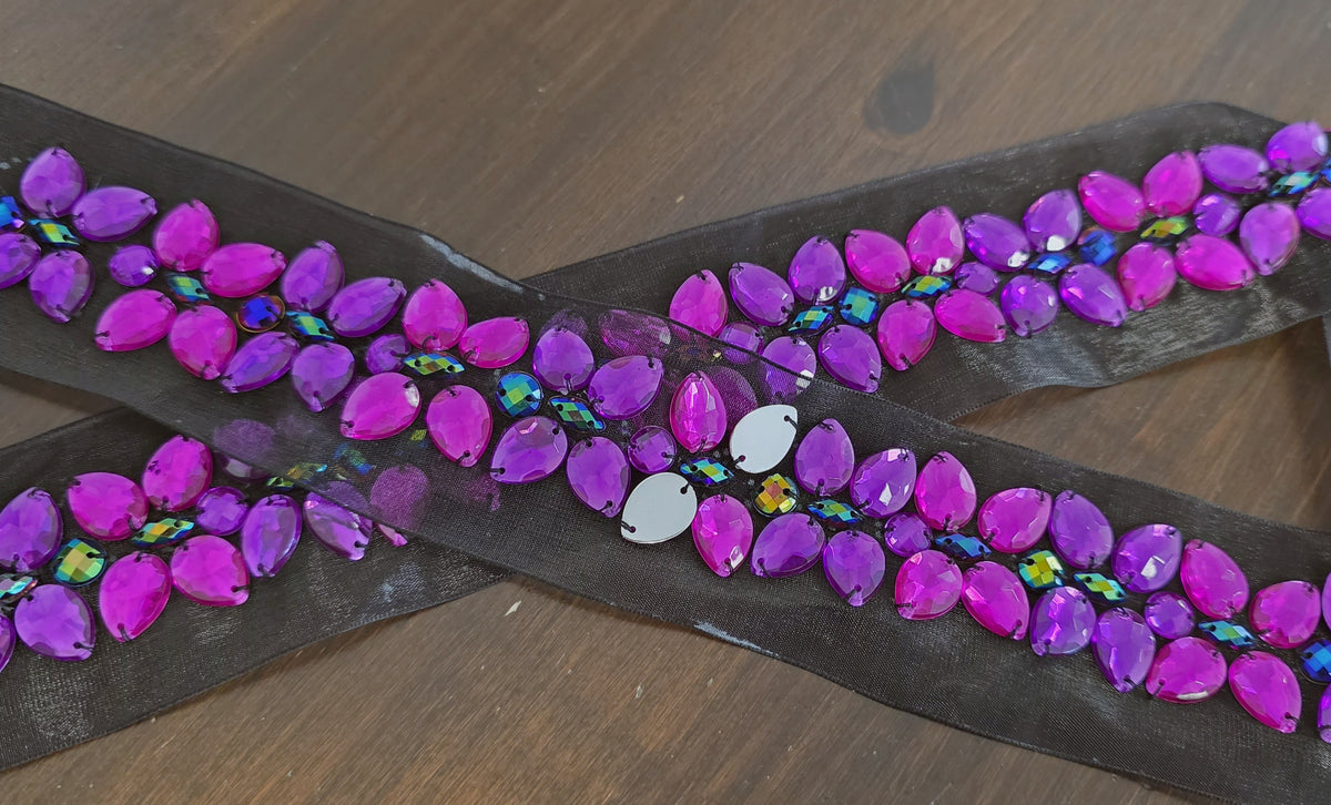 Galon strass et pierres roses sur tulle noir – largeur 5 cm – galon bijou couture – vendu au mètre