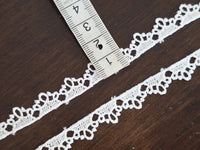 Galon de dentelle ivoire clair fine à motifs floraux – Dentelle délicate pour couture et lingerie – Largeur 1 cm – Vente au mètre · vue 2
