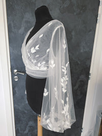 Top mariée tulle drapé brodé ivoire – Manches longues fluides – Dos V boutonné – Taille 44 · vue 5