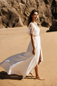 Robe de mariée fluide avec fente et manches en tulle brodé - Circé