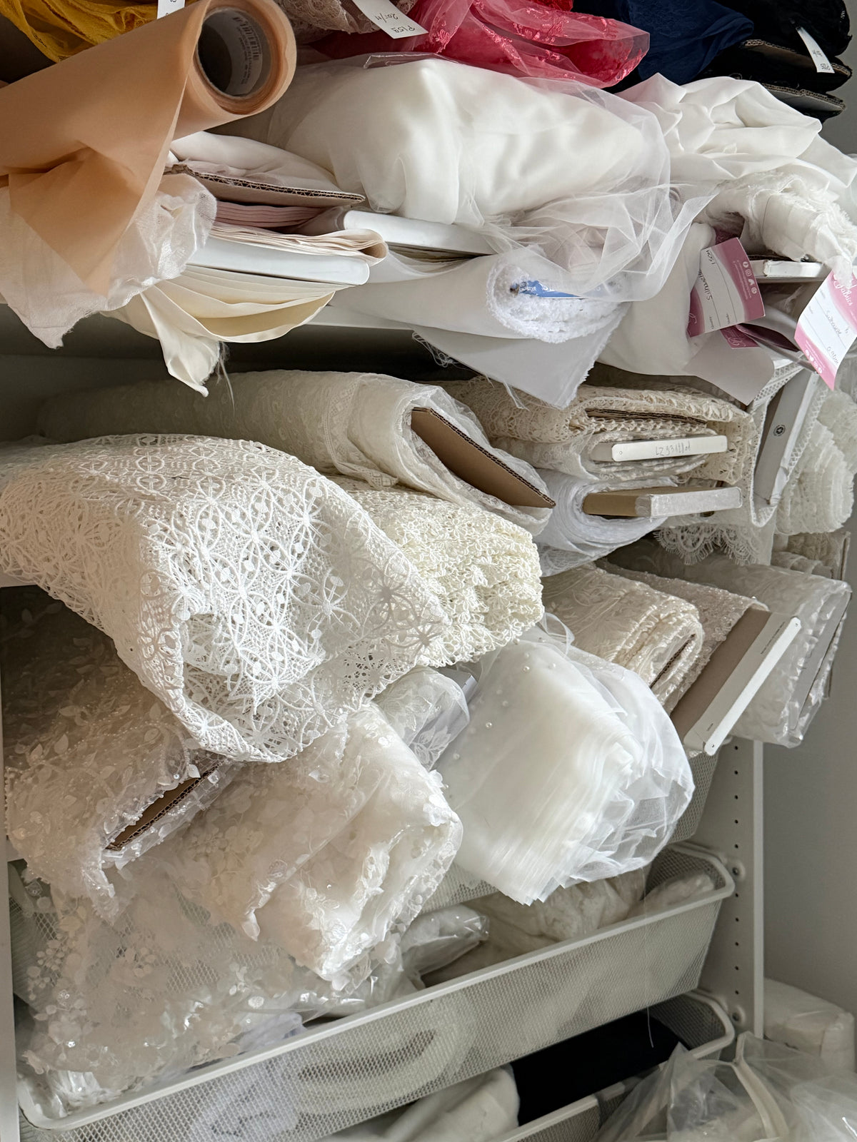 Dentelles et tulles sur les étagères de l’atelier