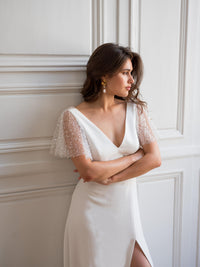 Stella – Robe de mariée fluide avec fente, manches perlées et dos illusion