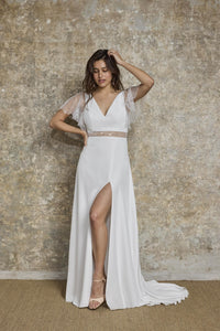Stella – Robe de mariée fluide avec fente, manches perlées et dos illusion
