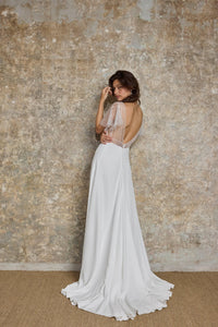 Stella – Robe de mariée fluide avec fente, manches perlées et dos illusion