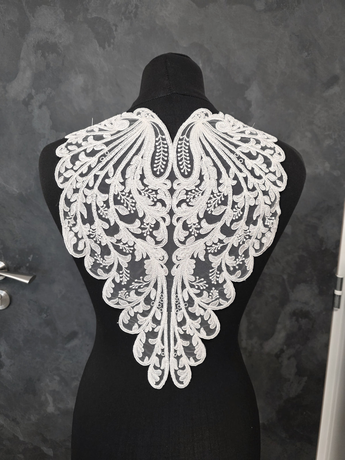 Motif dos en dentelle ivoire pour dos de robe de mariée