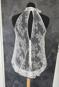 Top mariée blousant en dentelle française de Calais – Col montant – Dos ouvert boutonné · vue 7