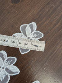 Lot de 5 fleurs dentelle ivoire clair 5 cm à coudre – appliqués brodés pour robe de mariée · vue 4