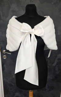 Étole mariée fausse fourrure ivoire – Mariage hiver – Noeud satin – Taille unique