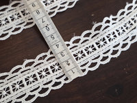Dentelle brodée ivoire – Largeur 4 cm – Motif floral ajouré · vue 2