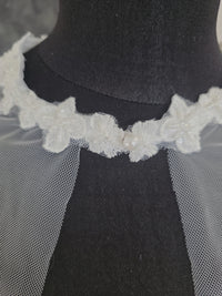 Cape de Mariée en Tulle Ivoire Clair – Dentelle Florale Brillante – Effet Traîne Élégant – Cape pour Robe de Mariée · vue 5