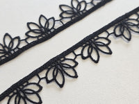 Galon Dentelle Guipure Noir Motif Pétales de Lotus — Largeur 2,5 cm | Vendu par 10 cm