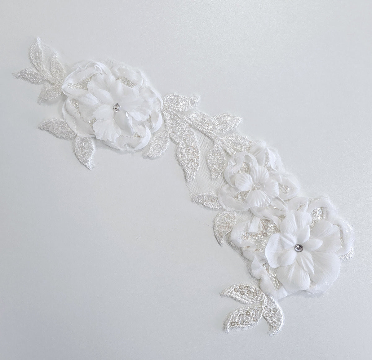 Motif ivoire fleurs 3D relief avec strass
