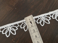 Galon Dentelle Guipure Ivoire Clair Motif Pétales de Lotus — Largeur 2,5 cm | Vendu par 10 cm · vue 4