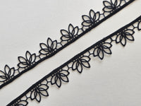 Galon Dentelle Guipure Noir Motif Pétales de Lotus — Largeur 2,5 cm | Vendu par 10 cm · vue 3