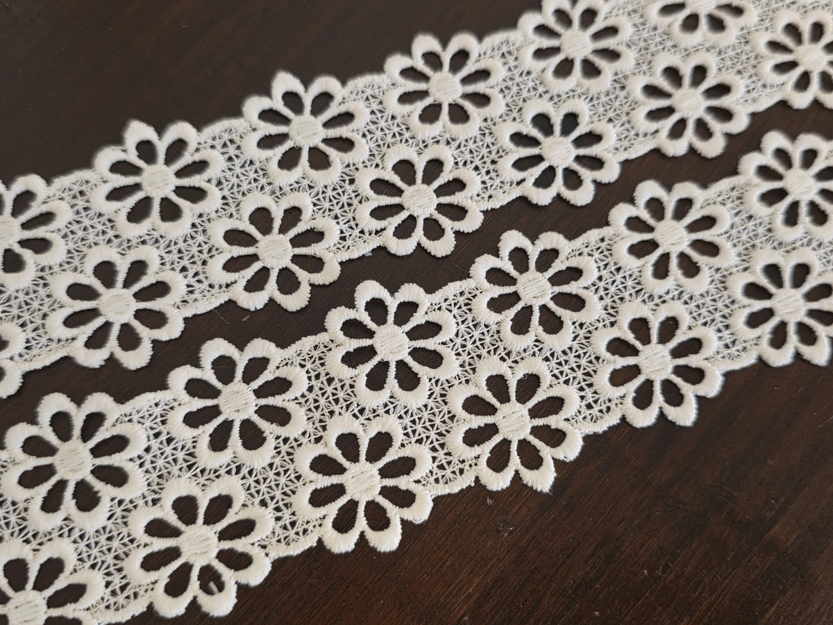 Galon dentelle fleurs marguerite blanc ou ivoire – 4 cm – dentelle florale ajourée couture – vendu au mètre