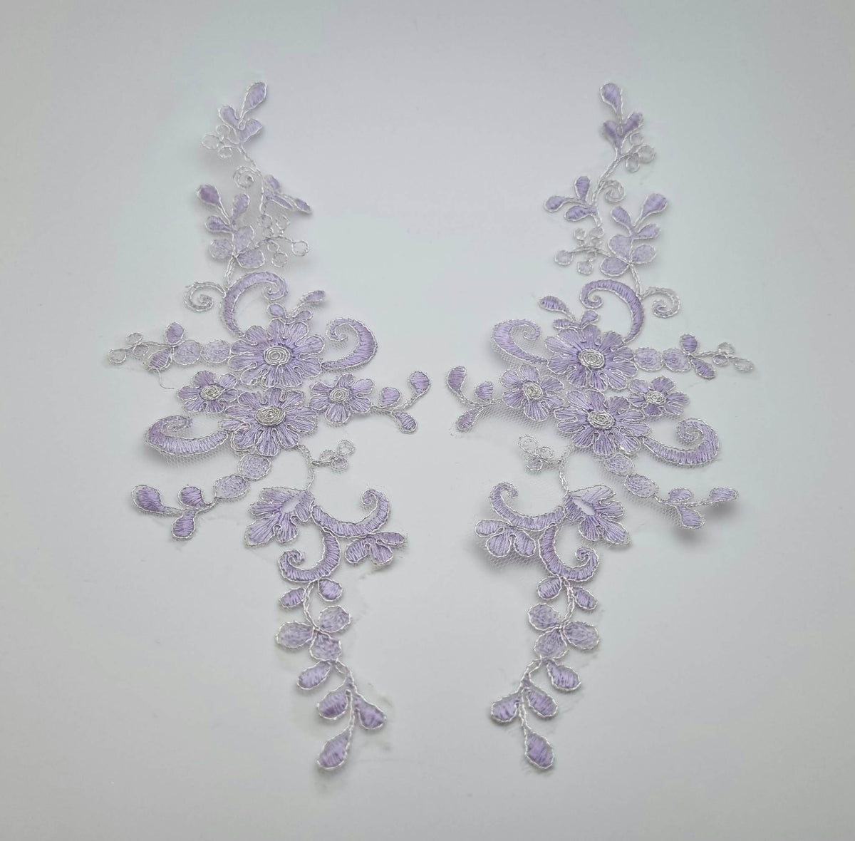 Motif dentelle parme pastel pour robe de mariée