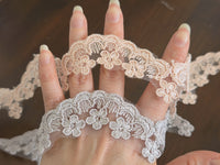 Galon dentelle fleurs sur tulle – rose ou gris – largeur env 3 cm – finition délicate – vendu au mètre