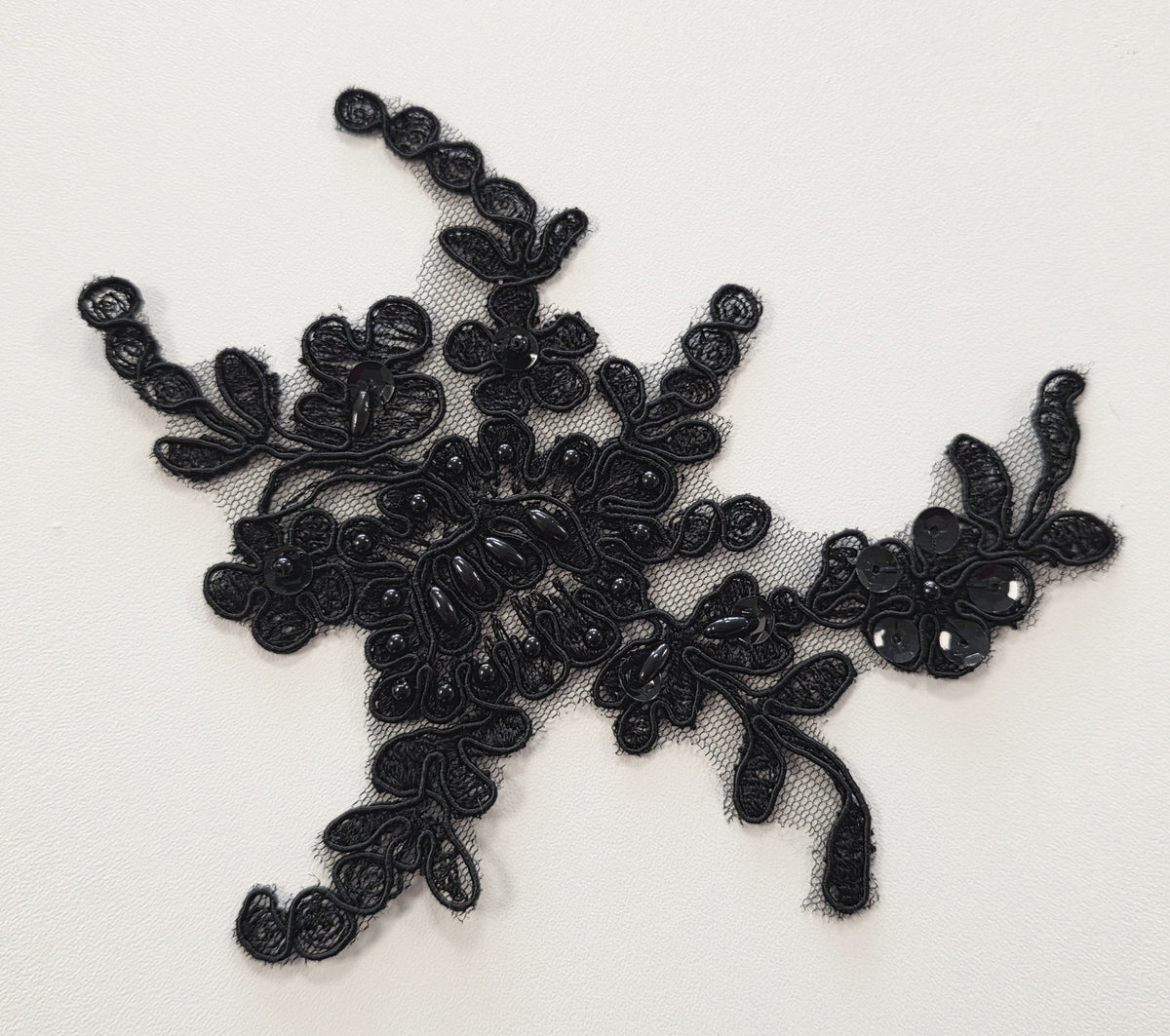 Motif noir brodé avec perles pour création