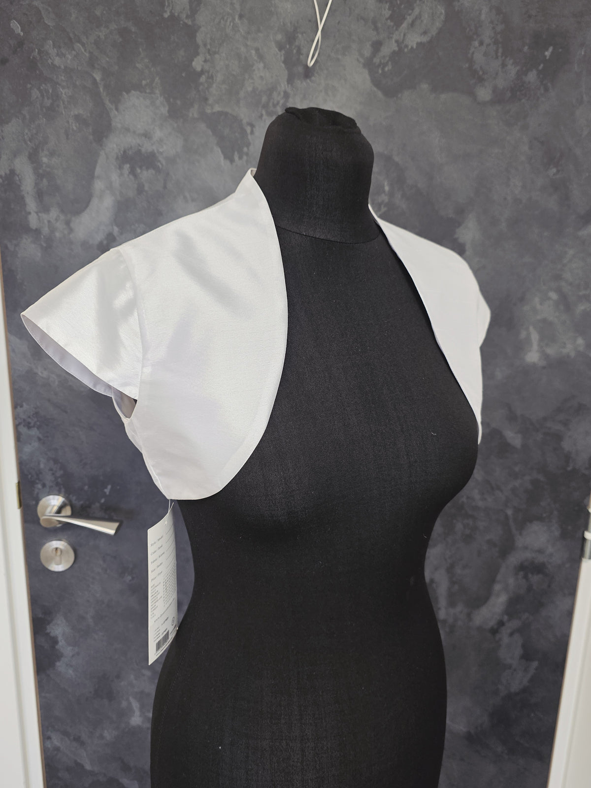 Bolero en taffetas blanc pour mariée , coupe courte , taille 38