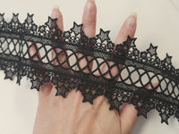 Coupon Dentelle Guipure Noir Motif Treillis & Bordure Étoilée — Largeur 6 cm | Coupon de 1m80 · vue 2