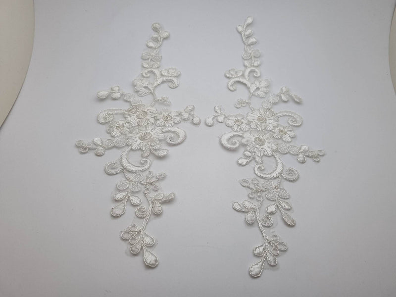 Motif en dentelle ivoire fil argenté T368