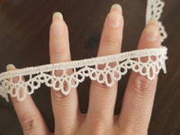 Galon dentelle arabesque festonnée – Ivoire clair – largeur env. 2 cm · vue 2