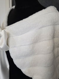 Étole mariée fausse fourrure ivoire – Mariage hiver – Noeud satin – Taille unique · vue 5
