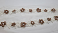 Galon de fleurs marron sur tulle ivoire