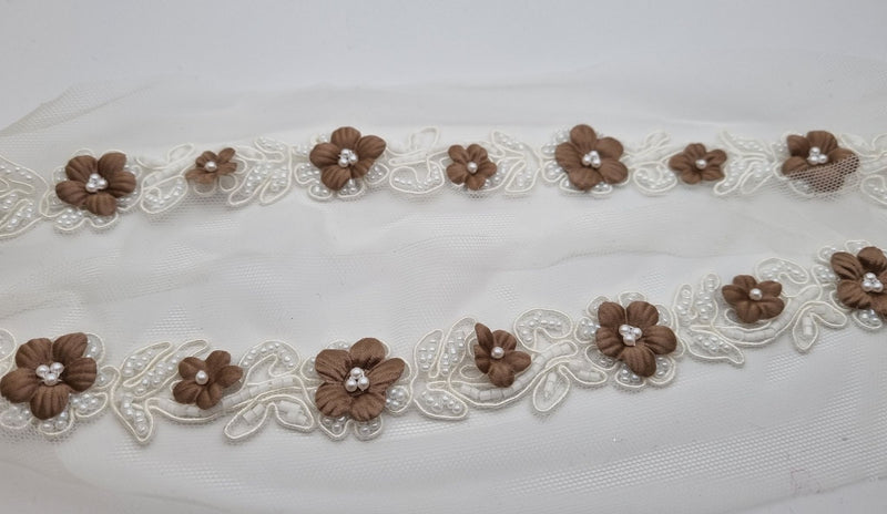 Galon de fleurs marron sur tulle ivoire